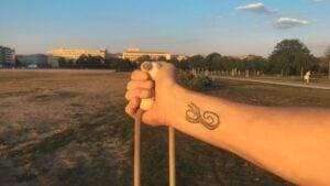 Grip tip: How to hold two poi in one hand (and how to transition into it)
